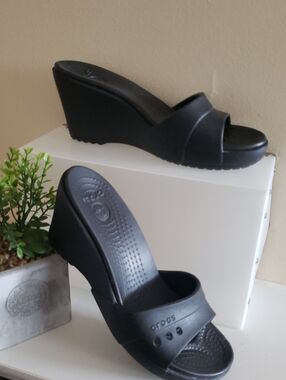 CROCS  Kadee Wedge Sandal - 7W (EUC)